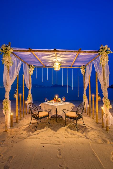 Proposal Decoration, Surprise Proposal Pictures, Romantic Dinner Setting, Romantic Candle Dinner, Romantic Dinner Decoration, Proposal Pictures, Romantic Date Night Ideas, Beach Proposal, Beach Dinner