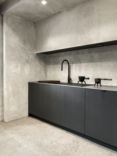 Industrial Chic Decor, Rough Luxe, Luxurious Interior Design, Industrial Style Kitchen, Concrete Walls, Modern Luxe, Luxurious Interior, Sophisticated Decor, Industrial Interior Design