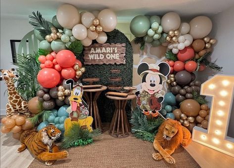 Mickey Safari Dessert Table, Mickey Safari Backdrop, Mickey Safari Birthday Decorations, Safari Mickey Mouse Party, Mickey Mouse Safari Birthday, Mickey Safari Birthday, Γενέθλια Mickey Mouse, Safari Theme Birthday Party, Mickey Mouse Birthday Theme