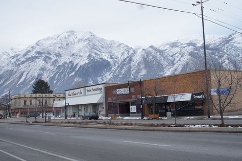 Living in Springville, Utah: Tips for Moving and Visiting 2021 Springville Utah, Meeting Hall, Best Places To Retire, Tips For Moving, Utah Temples, Mountain Background, Beautiful Parks, Pleasant Grove, Cedar City