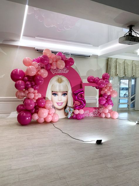 Barbie Balloon Backdrop, Barbie Theme Backdrop, Barbie Balloon Decorations, Barbie Backdrop Birthday Party Ideas, Barbie Balloons, Barbie Backdrop, Barbie Party Decorations, Barbie Birthday Cake, Barbie Theme Party