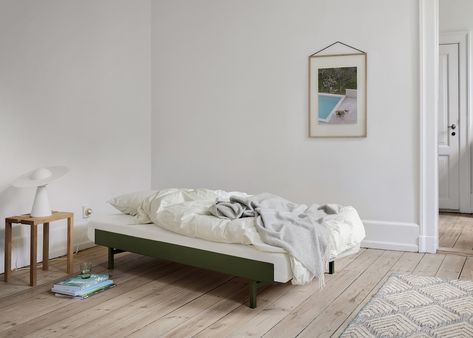 A Clever Expandable Bed By Copenhagen-Based MOEBE - Nordic Design Flexible Bed, Lit King Size, Sideboard Storage Cabinet, Green Bedding, Bed Slats, Black Bedding, Pine Green, Sofa Tables, Large Bedroom