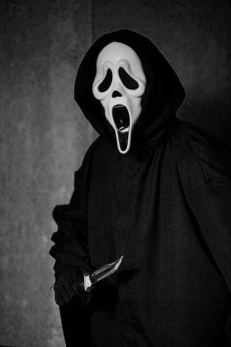 -Ghostface What's Your Favorite Scary Movie, Horror Fanatic, Ghostface Scream, Horror Vintage, Horror Movie Icons, The Boogeyman, Scream Movie, Horror Icons, Horror Movie Characters