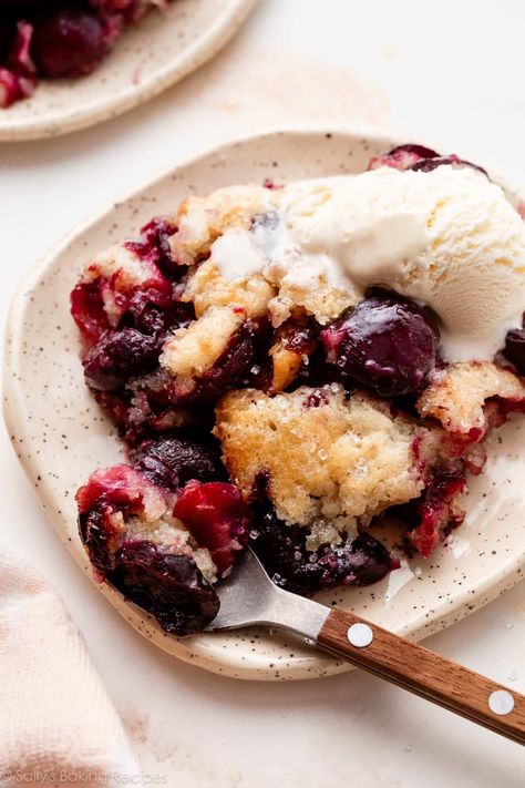 Easy Cherry Cobbler Easy Cherry Cobbler, Cherry Crisp Recipe, Cherry Recipes Dessert, Cherry Cobbler Recipe, Cherry Crisp, Homemade Cherry Pies, Cherry Crumble, Cobbler Easy, Sallys Baking