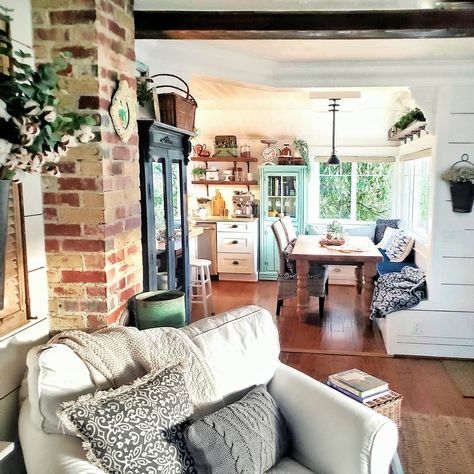 Winter Home Decor Cozy, Old Beach House, Colorful Cottage, Arizona House, Cottage Living Rooms, Kitchen And Dining Room, Style Cottage, Cottage Interiors, Dining Nook