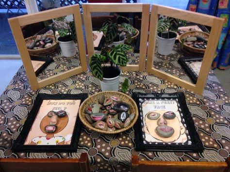 Exploring faces & emotions on stones - from Fingadingadoo Belonging Activities For Toddlers, Reggio Inspired Classrooms Preschool, Faces Emotions, Kindergarten Inquiry, Emergent Curriculum, Reggio Inspired Classrooms, Reggio Classroom, Post Facebook, Reggio Inspired