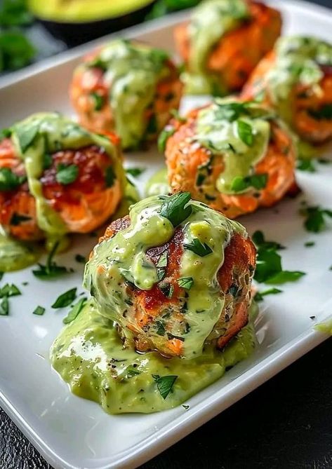 Salmon Meatballs, Healthy Eating Meal Plan, Creamy Avocado Sauce, Fresh Salmon, Avocado Sauce, Salmon Cakes, Salmon Dishes, Avocado Recipes, Baked Salmon