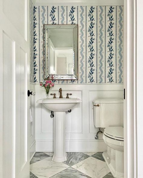 Phoebe Edmondson | White Berry Home (@whiteberryhome) • Instagram photos and videos Powder Rooms With Wallpaper, Powder Room With Pedestal Sink, Rooms With Wallpaper, Pedestal Sink Ideas, Powder Room Pedestal Sink, Transitional Powder Room, Beautiful Powder Rooms, Lee Jofa Wallpaper, Traditional Powder Room