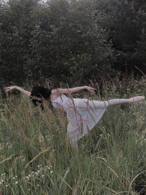 Girl dancing ballet outdoor in the field wearing white dress and pointe shoes Green Dancer Aesthetic, Russian Ballerina Aesthetic, Green Ballet Aesthetic, Nature Dance Photoshoot, Green Dance Aesthetic, Classic Dance Aesthetic, White Ballet Outfit, Dark Ballerina Aesthetic, Russian Ballet Aesthetic