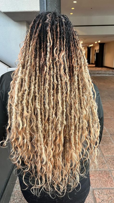 Highlighted Faux Locs, Goddess Faux Locs Blonde And Brown, Honey Blond Faux Locs, Blonde Boho Locs Black Women, Ombre Boho Locs, Blonde Boho Faux Locs, Locs Boho Hairstyles, Ombre Goddess Locs, Goddess Locs With Color