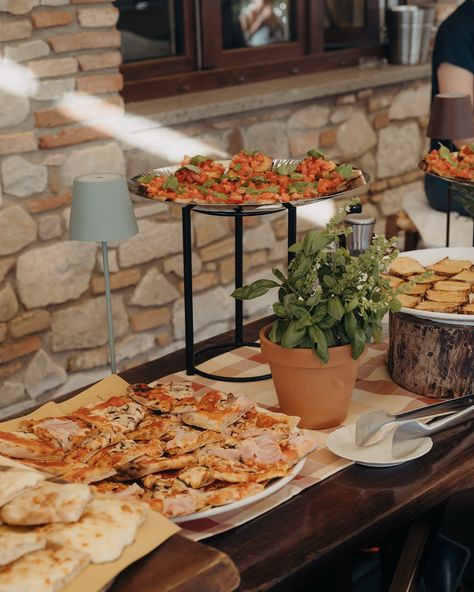 Our get together before the wedding was a Pizza Party 🍕 obviously , what else when in Italy😉 And i’m so glad we did that! This was such a perfect opportunity for everyone to meet before the big day 🥹 and nothing brings people closer than a pizza buffet 🤗🍕 📷 beautiful shots by @theresamariawerinos & @linefotografie 🫶🏼 #prewedding #pizzaparty #gettogether #rehearsaldinner #weddinginspiration #viennablogger #pizzanight #italianwedding #destinationwedding #italiandream #dreamwedding Pizza For Wedding Reception, Pizza Themed Rehearsal Dinner, Italian Pizza Wedding, Pizza Display For Party, Pizza Buffet Wedding, Pizza Rehearsal Dinner, Pizza Display, Pizza Wedding, Pizza Buffet