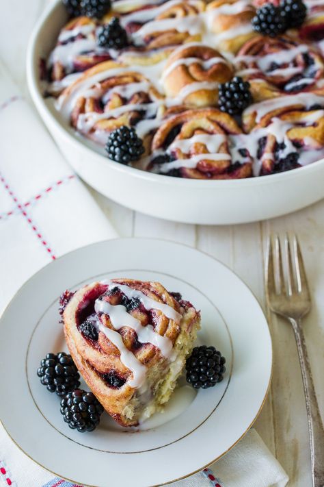 Blackberry Sweet Rolls, Blackberry Cinnamon Rolls, Blackberry Roll Recipe, Blackberry Rolls, Boysenberry Cobbler, Cruise Recipes, Rice Puddings, Jam Roll, Strudel Recipes