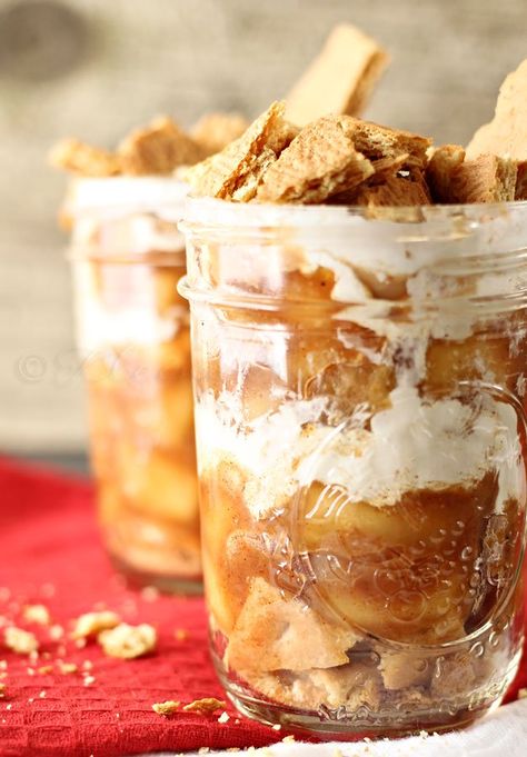 Pie Jars, Apple Pie Desserts, Mason Jar Desserts, Super Easy Desserts, Cake In A Jar, Dessert In A Jar, Caramel Apple Pie, Icebox Cake, Shower Food