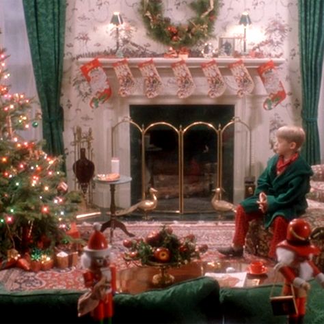 Here’s what the 'Home Alone' house would look like now Home Alone Christmas Astethic, Home Alone Inspired Christmas Decor, Celebrity Christmas Decor, Home Alone Interior, Home Alone Scenes, Home Alone Movie Astethic, Home Alone Aestic, Home Alone House Interior, Home Alone Christmas Decor