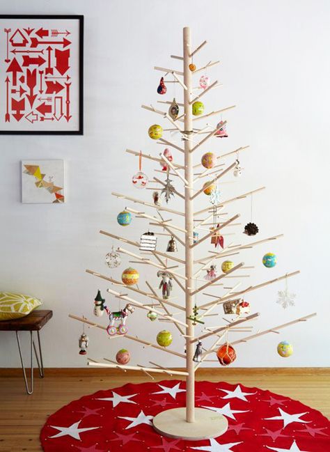 Celebrate the holidays with a minimalist wood tree. Modern Jul, Contemporary Christmas Trees, Christmas Decorations Apartment, Holiday Trees, Alternative Christmas, Modern Christmas Tree, Wooden Christmas Tree, Alternative Christmas Tree, A White Christmas