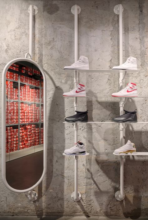 Industrial Retail, Industrial Retail Design, Shoes Shop Design Ideas, Shoes Retail Design, Industrial Retail Store Design, Shoe Retail Store Design, Sneaker Store Interior Design, Footwear Showroom Interior, Nike Showroom Interior