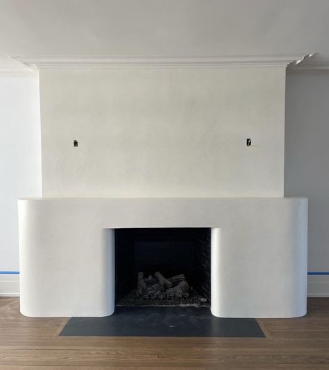 Simple Plaster Fireplace, Gas Fireplace With Tv Above, Wide Fireplace Ideas, Grand Fireplace, Minimal Fireplace, Focus Fireplaces, Curved Fireplace, Inset Fireplace, Simple Fireplace