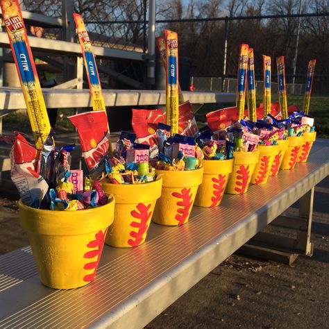 Softball easter baskets Last Softball Game Gifts, Diy Softball Team Gifts, Softball Basket Ideas, Softball Diy Projects, Softball World Series Gift Ideas, Senior Gift Ideas Softball, Softball Team Mom Ideas, Softball Team Snack Ideas, Senior Softball Night Ideas