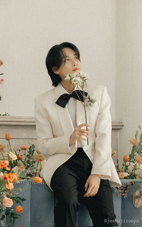 Seventeen With Flowers, Jeonghan Flower, Jeonghan Svt, Yoon Jeonghan, Behind Photo, Seventeen Album, Seventeen Wallpapers, After Break Up, Pledis 17