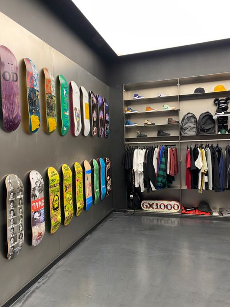 Streetwear Shop Interior, Skate Shop Aesthetic, Steet Style, Clothing Store Interior, Skate Store, Clothing Store Design, Screen Printing Art, Skateboard Shop, Store Interiors