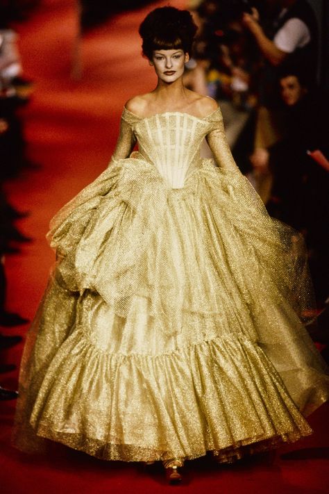 Andreas Kronthaler for Vivienne Westwood Fall 1993 Ready-to-Wear Fashion Show - Linda Evangelista Vivienne Westwood Fall 1993, Vivienne Westwood Fashion, Andreas Kronthaler, High Fashion Runway, 90s Runway Fashion, Runway Fashion Couture, Tokyo Street Fashion, Linda Evangelista, Claudia Schiffer