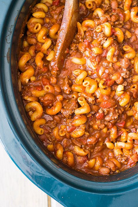 Slow Cooker Chili Mac is an easy comforting dish made right in your crock pot!! | www.countrysidecravings.com Quick Slow Cooker Meals, Slow Cooker Chili Mac, Chili Mac Recipe, Delicious Slow Cooker Recipes, Chili Mac, Pot Roast Slow Cooker, Slow Cooker Chili, Slow Cooker Dinner, Slow Cooker Recipes Healthy