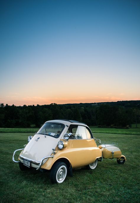 BMW Isetta with matching trailer Bmw Isetta, Micro Car, Bmw Classic Cars, 38 Super, Tiny Cars, Microcar, Car Icons, Lovely Car, Miniature Cars