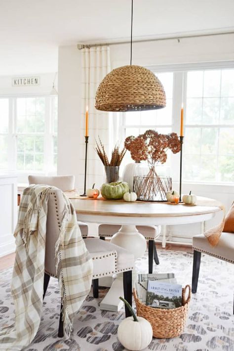 Discover the hottest fall decor trends of 2023. From this fall's most popular color to what to put on your front door. Elevate your home with these beautiful trends that embrace the season. You will love them! Transitional Home Decor Ideas, Autumnal Decor, Natural Fall Decor, Upscale Decor, Timeless Interior Design, Transitional Home Decor, Fall Centerpiece, Fall Home, Easy Fall