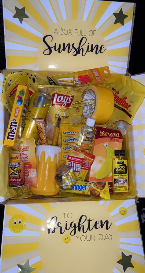 Yellow Box Gift Ideas, Yellow Box Gift, Birthday Basket Color Themed, Yellow Birthday Basket Ideas, Yellow Gift Basket Ideas Boyfriend, Yellow Gift Basket Ideas Birthday, Yellow Birthday Gift Ideas, Yellow Color Basket Party, Guy Friend Gift Ideas Birthday