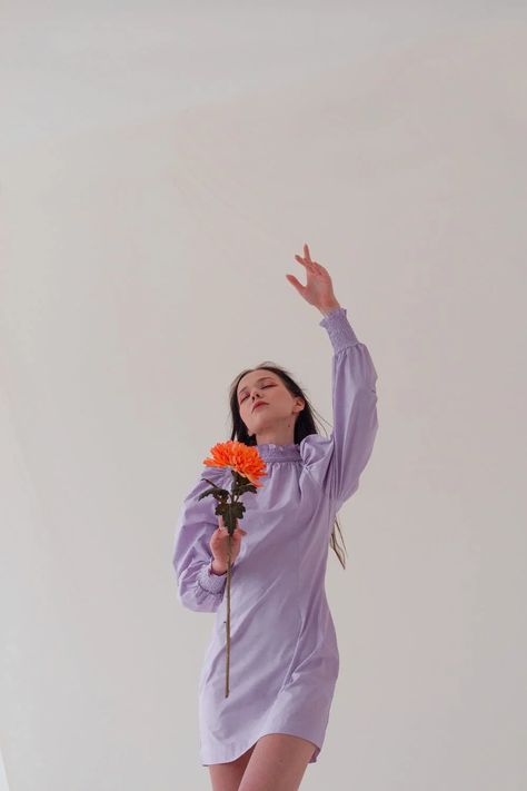 Woman with raised arm holding flower · Free Stock Photo Arm Drawing, Purple Midi Dress, Photos Hd, Cool Poses, Figure Drawing Reference, Portrait Poses, Female Poses, Streetwear Outfit, Hd Images