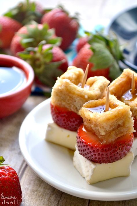 Strawberry Brie Waffle Bites... These would be great for a Girls weekend along with some champagne Bite Size Brunch, Strawberry Brie, Brunch Finger Foods, Waffle Bites, Bite Size Breakfast, Munchies Recipes, Brunch Appetizers, Bite Size Desserts, Easy Brunch