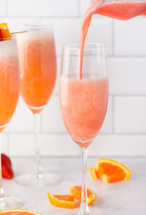 Fun Mimosa Recipe, Morning Cocktails Alcohol, Valentines Mimosa, Mom Mosas, Strawberry Orange Mimosa, Easy Mimosa Recipe, Strawberry Mimosa Recipe, Mimosa Recipe Champagne, Mimosa Recipe Easy