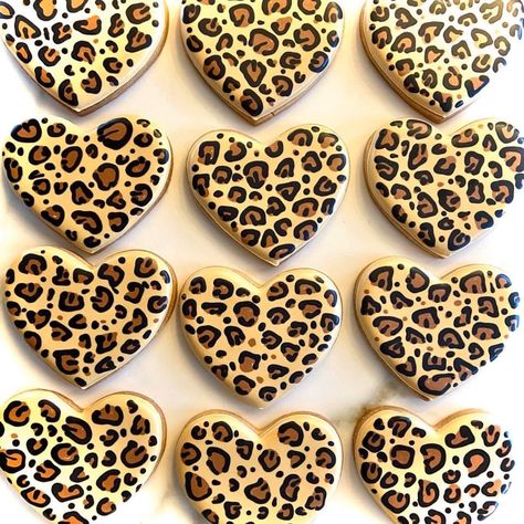 Leopard Cookies Decorated, Cheetah Cookies, Birthday Hotel, Cookie Board, Leopard Party, Glamour Party, 16 Birthday Cake, Chocolate Covered Treats, Chocolate Covered Oreos