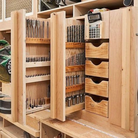 50 Works Of Wood That Are So Awesome, They Ended Up On The “Woodworking Ideas” Facebook Group Officine In Garage, Garage Diy, Garage Shelves, Garage Workshop Organization, Workshop Layout, Diy Garage Door, Woodworking Shop Layout, Tool Storage Diy, Bench Diy