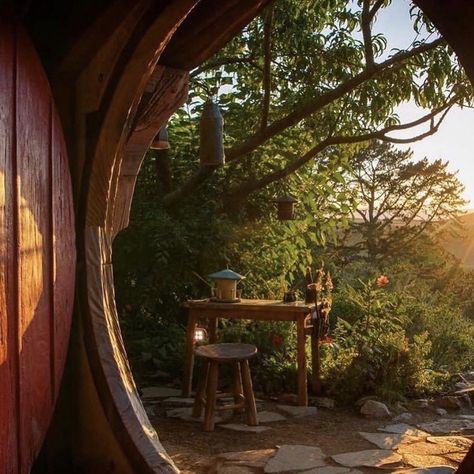 Samwise Gamgee, Earth's Core, Hobbit Hole, Hobbit House, The Shire, Jrr Tolkien, Fantasy Aesthetic, Middle Earth, Another World