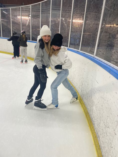 Indoor Ice Skating Outfit With Friends, What To Wear Ice Skating With Friends, Outfit Schlittschuhlaufen, Outfit Ideas For Ice Skating, Ice Skating Instagram Story, Ice Skating Pictures With Friends, Ice Skating Aesthetic Outfit, Ice Skating With Friends, Ice Skating Outfit Casual