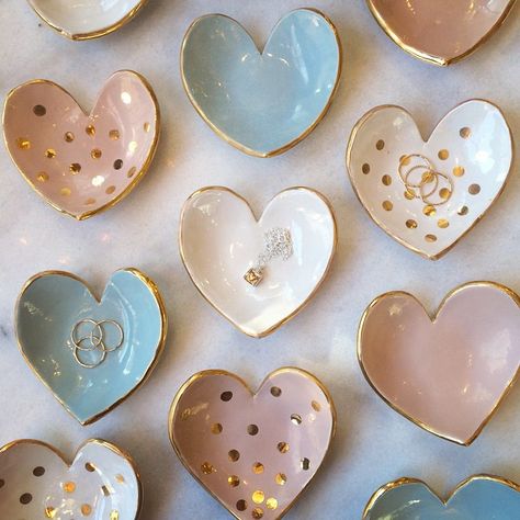 Oppgaver For Barn, Dishes Storage, Heart Shape Jewelry, Heart Pottery, Jewelry Dishes, Jewelry Trays, Diy Pottery Painting, Diy Air Dry Clay, Cerámica Ideas