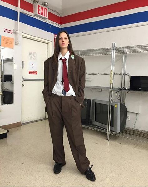 Ruby Aldridge Rocks Out in an Oversize Suit Oversize Suit, Suit For Prom, Ruby Aldridge, Woman In Suit, Outfit Oversize, Business Jacket, Womens Suits Business, Prom Suits, Brown Suits