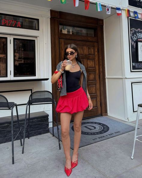 That me espresso ☕️ Red Bubble Skirt Outfit, Cute Feminine Outfits Girly, Red Skirt Outfit Ideas, Feminine Outfits Girly, Red Skirt Outfit, Red Skirt Outfits, Cute Feminine Outfits, Fit Board, Skirt Outfit Ideas