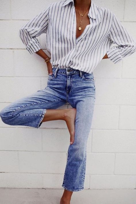 Cropped jeans paired with a striped button shirt. Casual chic! #mystyle #classicfashion #fashiontrends #fashion #streetstyle #classic #style #chic #chicfashion #springfashion #summerfashion Fall Night, Looks Jeans, Denim Outfits, Stil Boho, Outfit Jeans, Mode Casual, Mode Inspo, Looks Chic, Fashion Fall