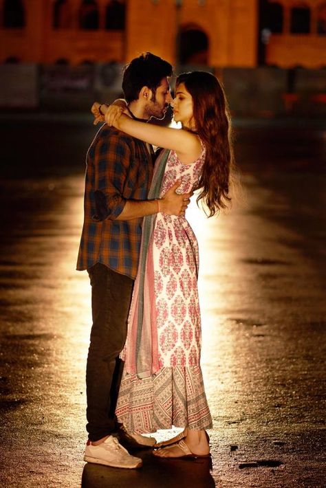 Luka Chuppi, Bollywood Images, Kartik Aaryan, Indian Wedding Couple Photography, Romantic Photoshoot, Romantic Couples Photography, Bollywood Couples, Kriti Sanon, Actor Picture