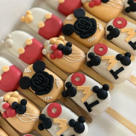 These came out sooo cute Love the Color Combo 🤍 #Cakesicles #chocolatecoveredtreats #MickeyInspired #two #Birthday #Desserts #WestCovina … | Instagram Oh Twodles Cake Pops, Mickey Mouse Sweets, Minnie Mouse Oreo Pops, Mickey Cakesicles, Mickey Mouse Strawberries, Minnie Mouse Cakesicles, Mickey Mouse Cakesicles, Cakesicles Ideas For Birthday, Birthday Cakesicles