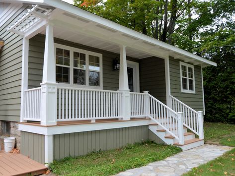 How To Make Porch Railings - IBUILDIT.CA Bungalow Porch, Craftsman Style Porch, Porch Handrails, Porch Railing Designs, Craftsman Porch, Front Porch Railings, Deck Railing Design, Outside Room, Railing Ideas