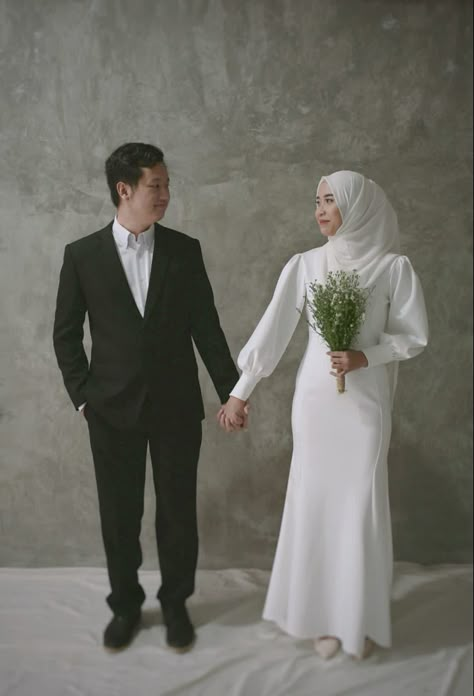 Foto Prewedding Muslim Studio, Konsep Prewedding Outdoor Hijab, Inspirasi Prewedding Hijab, Muslimah Wedding Dress Simple, Simple Prewedding Photoshoot, Prewedding Ideas Casual Hijab, Prewed Hijab, Prewedding Hijab, Prewedding Studio