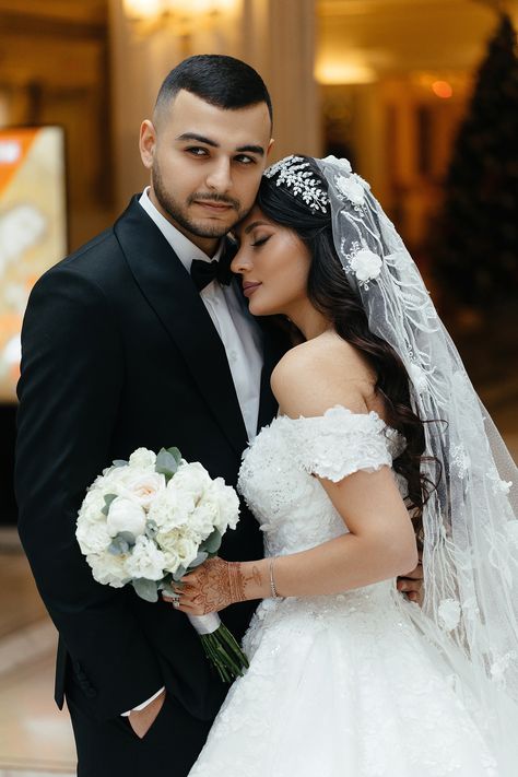 Wedding Possess, Arab Wedding Dress, Bride Hairstyles With Veil, Groom Pose, Bride Photos Poses, Engagement Photography Poses, Wedding Photoshoot Props, Wedding Portrait Poses, Couple Wedding Dress