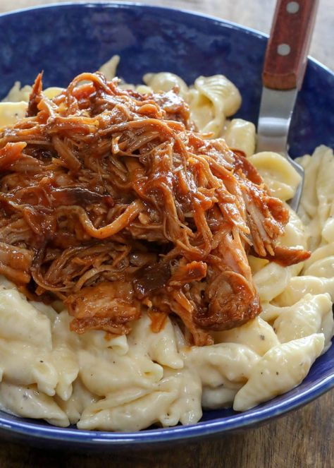 Creamy mac and cheese topped with bbq pulled pork? Yes, please! Pulled Pork Mac N Cheese, Loaded Mac And Cheese, Pulled Pork Mac And Cheese, Pork Mac And Cheese, Brown Sugar Meatloaf, Pork Meals, Barbecue Pulled Pork, Stuffed Baked Potatoes, The Kitchen Recipes