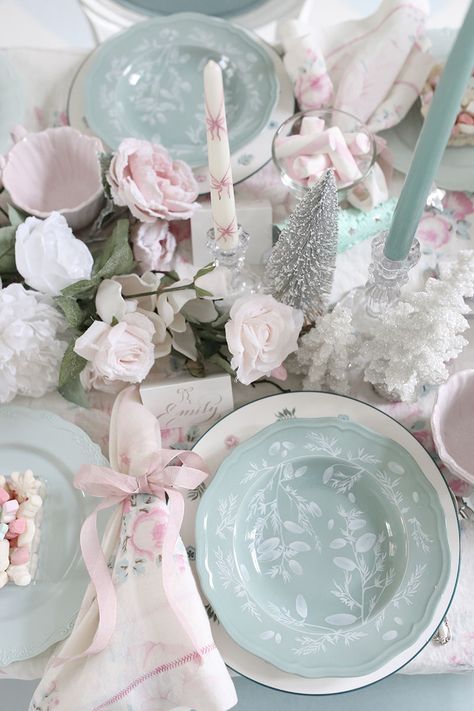 Southern Belle Birthday Party, Winter Candyland, Winter Wonderland Tablescape, Winter Tea Party, Born On Fifth, Shower Vibes, Christmas Bridal Showers, Winter Baby Shower Themes, Winter Tablescapes