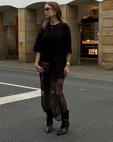 lace outfits 🤝🏼🖤 Black Lace Midi Skirt Outfit, Long Black Lace Skirt Outfit, Black Lace Skirt Outfit Ideas, Lace Dress Street Style, Lace Maxi Skirt Outfit, Black Ruffle Skirt Outfit, Lace Midi Skirt Outfit, Cooler Outfits, Black Lace Skirt Outfit