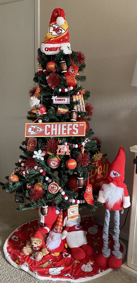 Kc Chiefs Christmas Tree, Football Themed Christmas Tree Ideas, Nfl Christmas Tree Ideas, Kansas City Chiefs Christmas Tree, Chiefs Bedroom Ideas, Kansas City Chiefs Decor, Chiefs Christmas Tree, Chiefs Decor, Football Christmas Tree