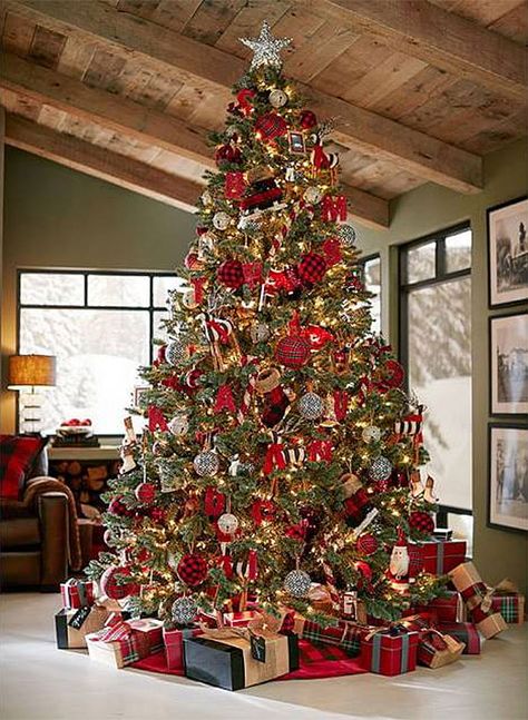 Cod Christmas, Natal Country, Country Christmas Trees, Christmas Tree Decorated, Farmhouse Christmas Tree, Christmas Tree Decorations Diy, Traditional Christmas Tree, Christmas Tree Inspiration, Red And Silver